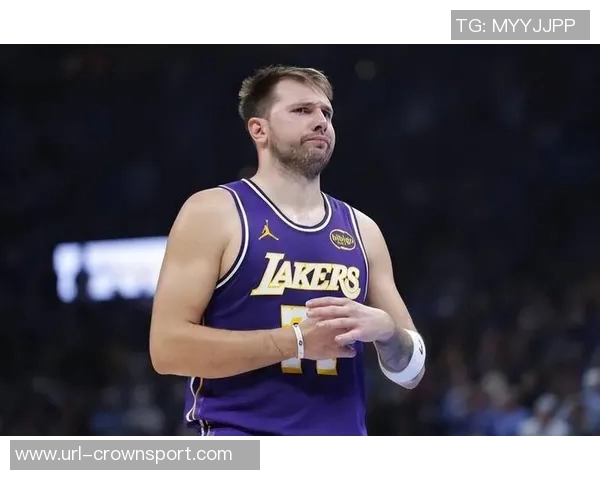 大范分析：里夫斯无球跑动活跃东契奇詹姆斯却选择静止待命