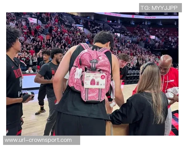 媒体人评论杨瀚森背粉色书包学舞蹈展现纯粹享受而非融入的真实状态 媒体人评论杨瀚森背粉色书包学舞蹈展现纯粹享受而非融入的真实状态