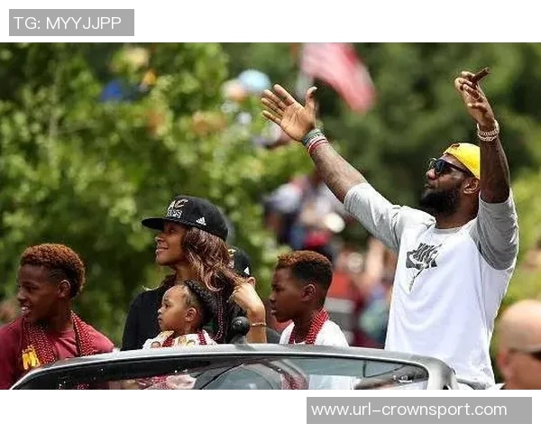 布莱斯分享詹姆斯全家福感恩瞬间幸福洋溢温馨家庭时光 布莱斯分享詹姆斯全家福感恩瞬间幸福洋溢温馨家庭时光